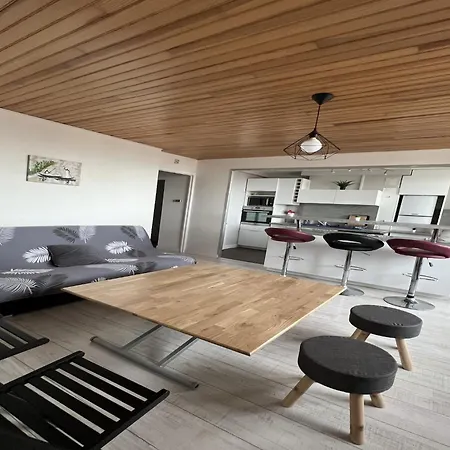 Quiet 4-room With View *